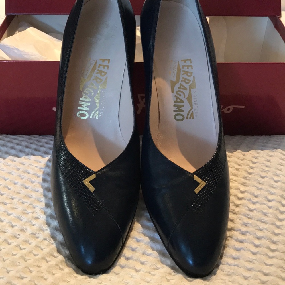 Navy Salvatore Ferragamo pumps